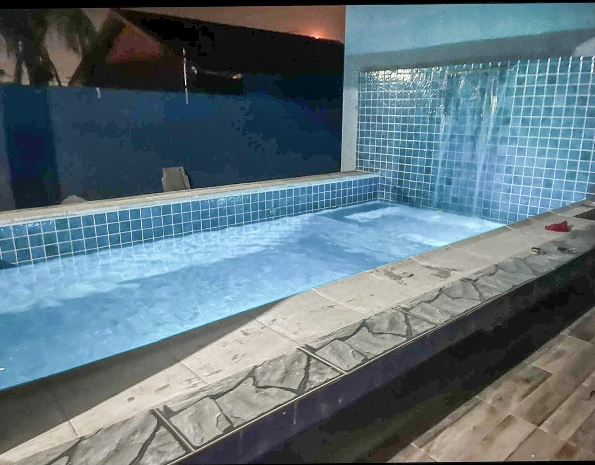 Piscina iluminada à noite