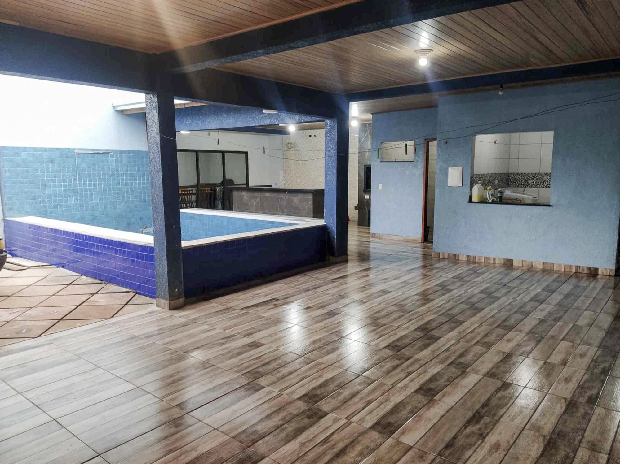 Área de lazer com piscina