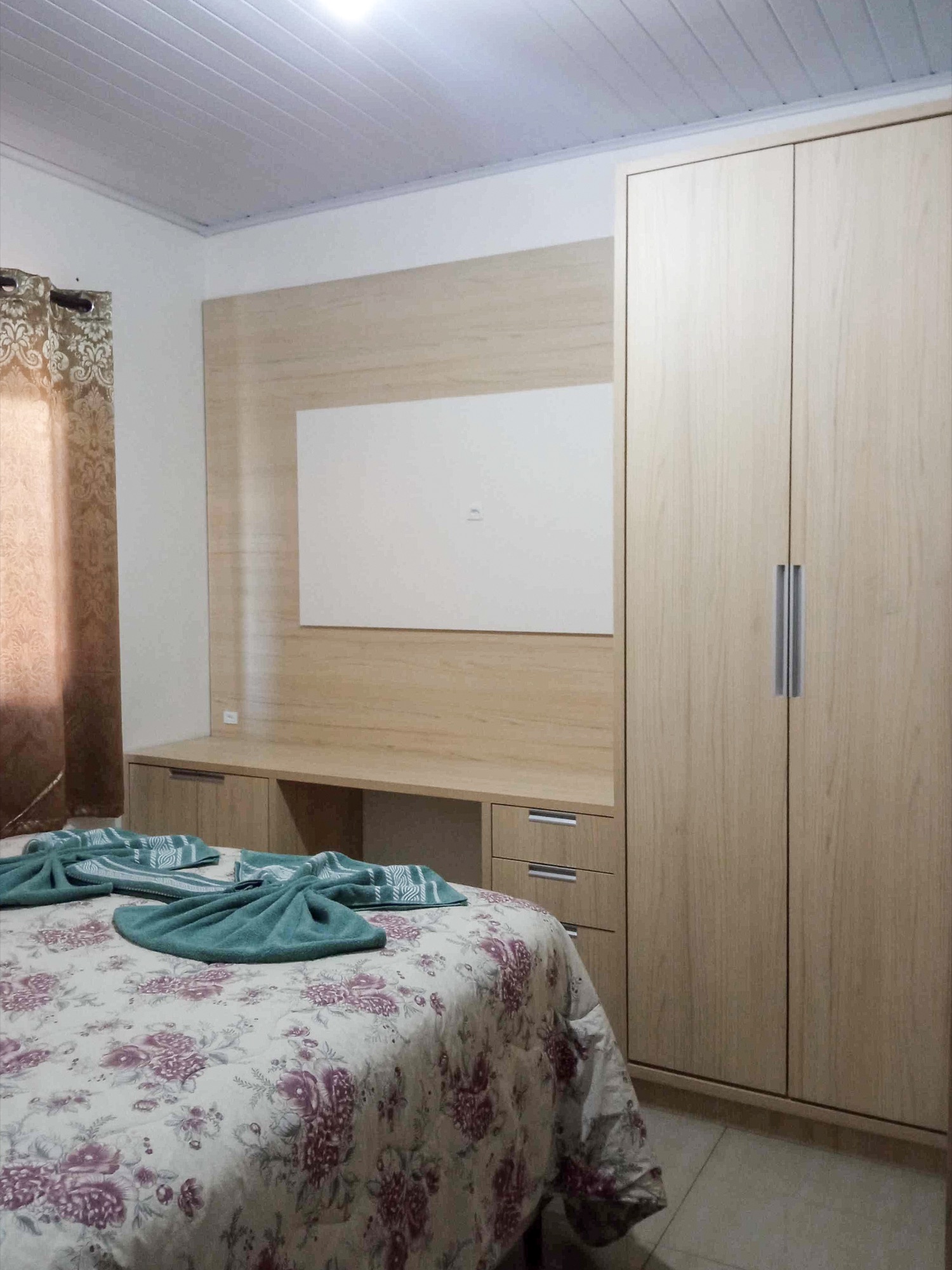 Quarto de casal com enxoval floral