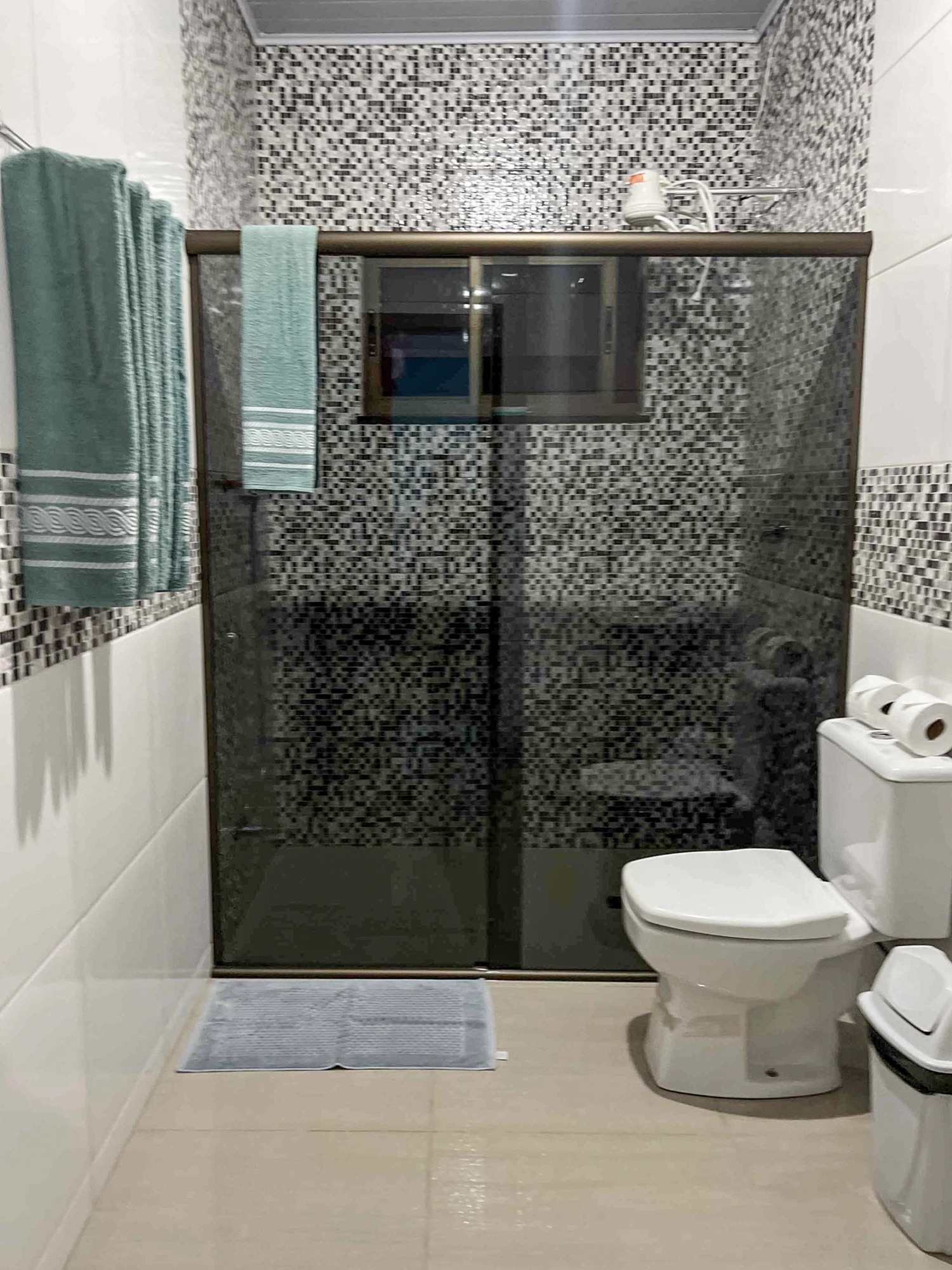 Banheiro em preto e branco