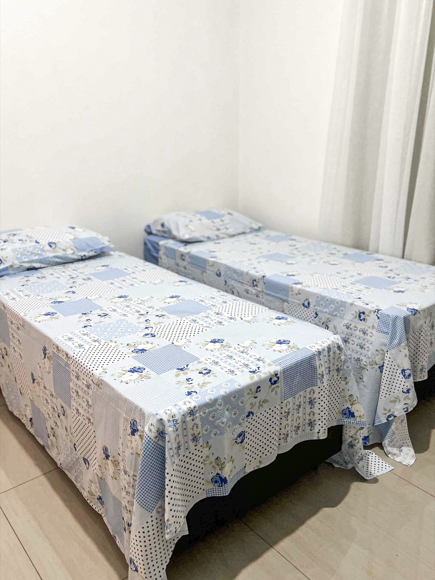 Quarto duplo em tons claros