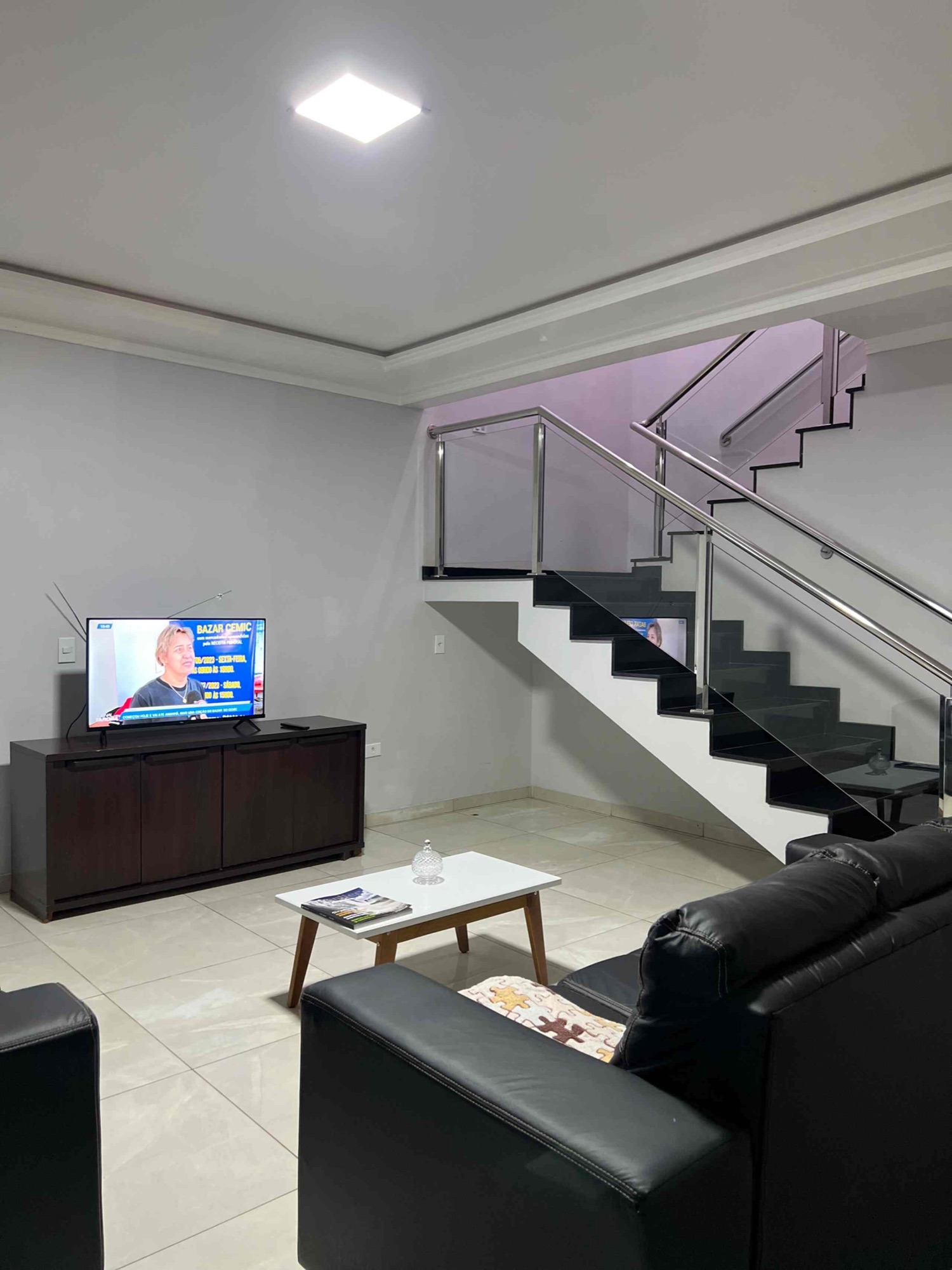 Sala de TV e escada